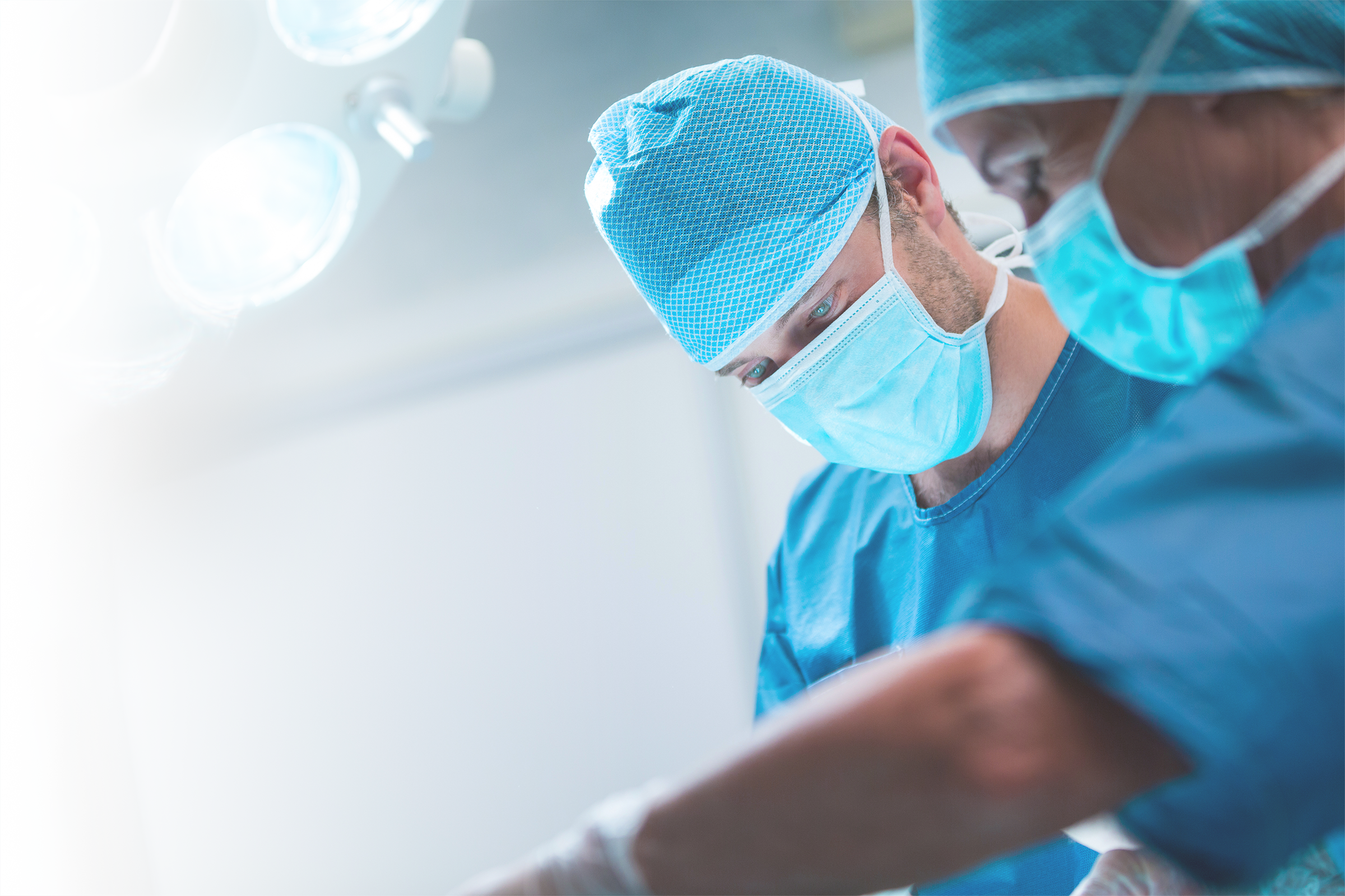 Cirujanos en quirófano con insumos médicos de alta precisión